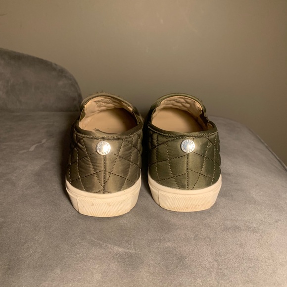 Steve Madden Olive Quilted Slip On shoes ✨ - Picture 2 of 3